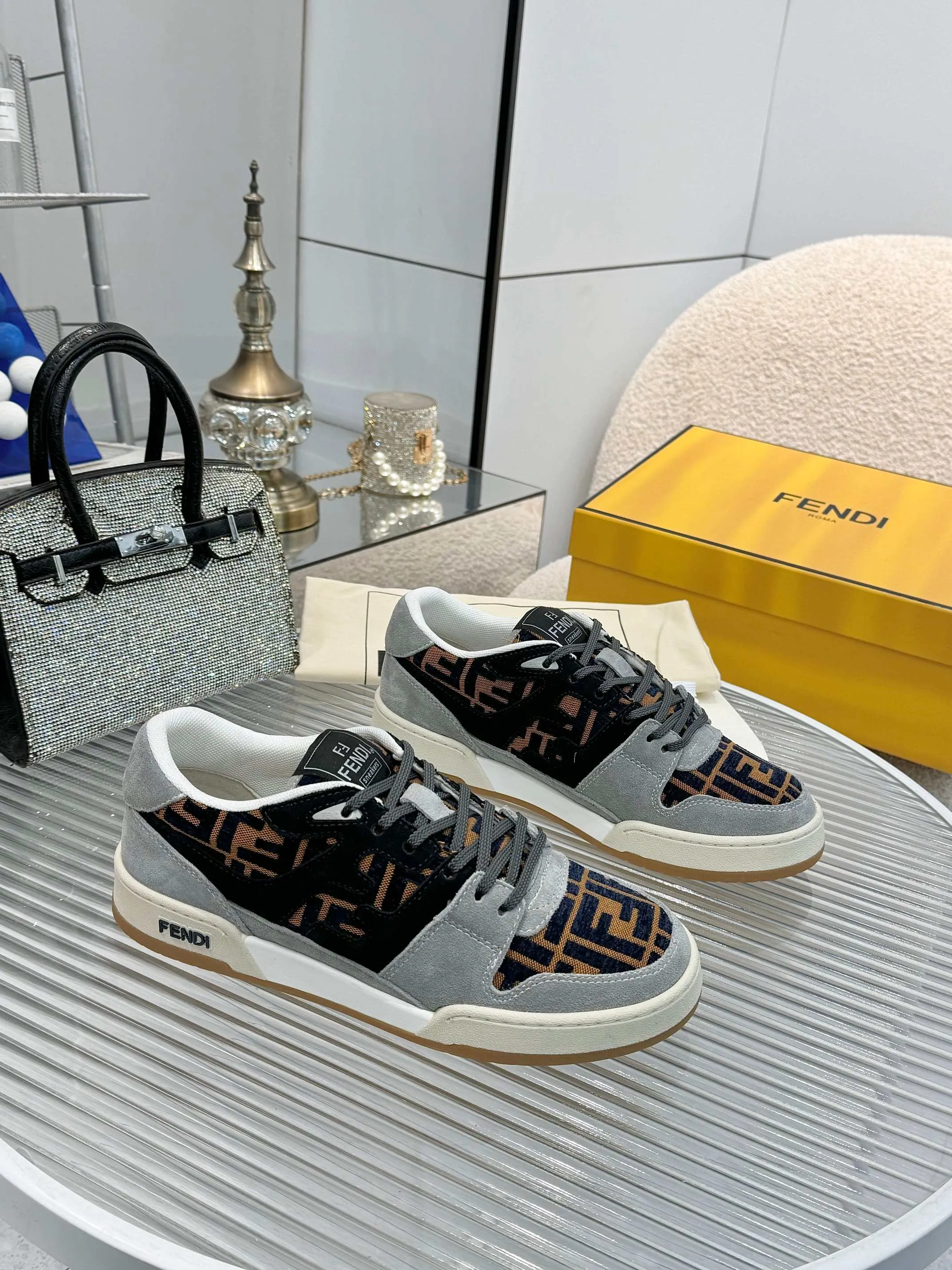 p620🐮🐮New❤Top super A version💯 Fendi Fendi 2025 New Year's King Explosive Style🔥 Many💑stars have the same style FD match. Original purchase for RMB14440. One to one replica. Designer Kim Jones's first sneaker fendi match and Donkey brand Trainer basketball sneakers, fresh blood injection and FF retro design It combines fashion and super comfort. [Wise] Whoever doesn’t grab it will regret it [There are many shoe uppers on the market with different color matching and cut corners in workmanship. The color matching and craftsmanship of my shoe upper are absolutely the same as the genuine products at the counter. Welcome to compare. Feet: Mesh injection molding pads 🎯 Soles: Please look for the original molded multi-color TPU outsole (❌ non-rubber sole) 🎯 Size: Female 35-41 Male 38-45 🎯 Packaging: Original 1:1 matching high-end packaging 🎁